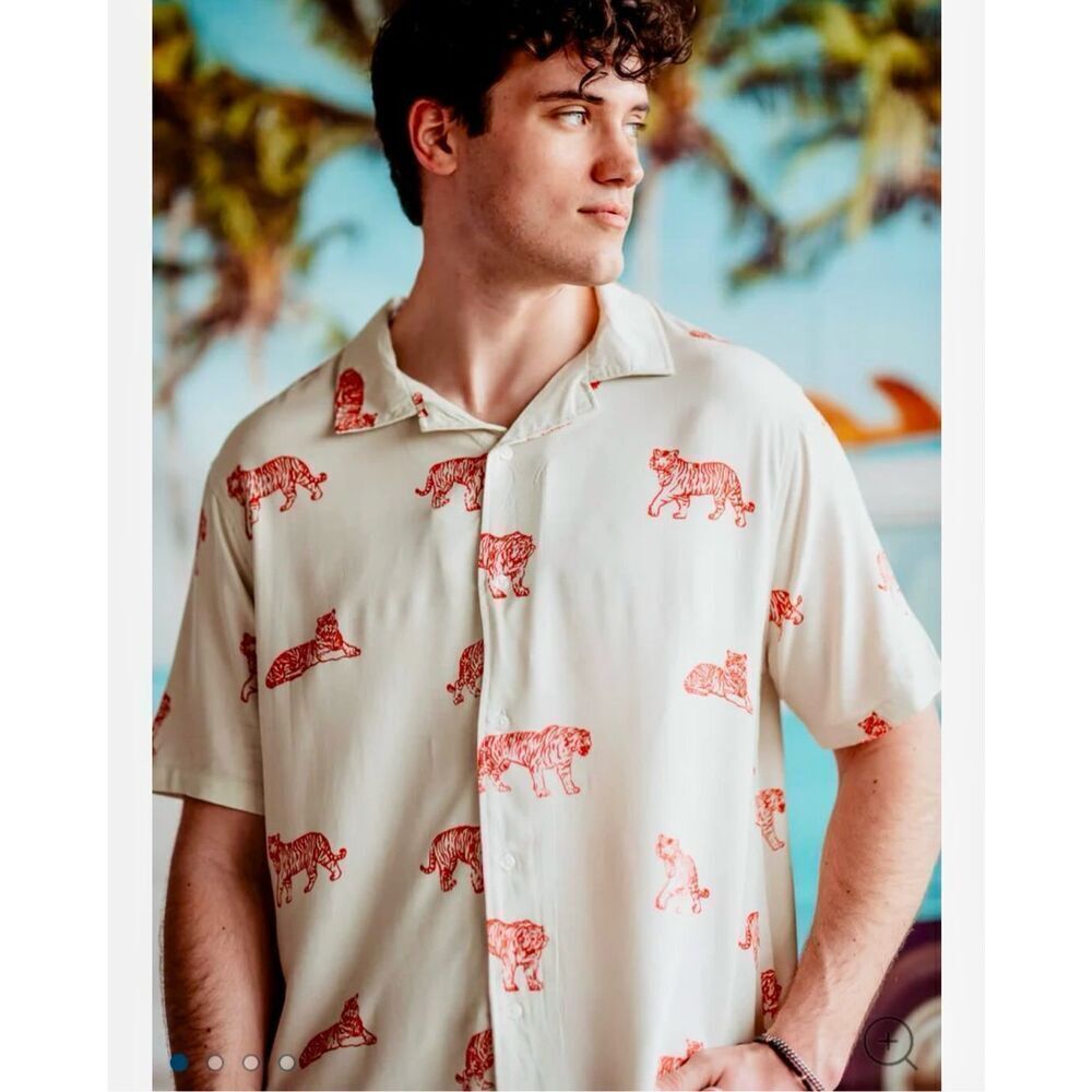 NWT Brooklyn M Men’s Cream Red Tigger Print Button Down Short Sleeve Flowy Shirt